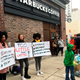 Protestas en el Starbucks de Filadelfia. Imagen: AP